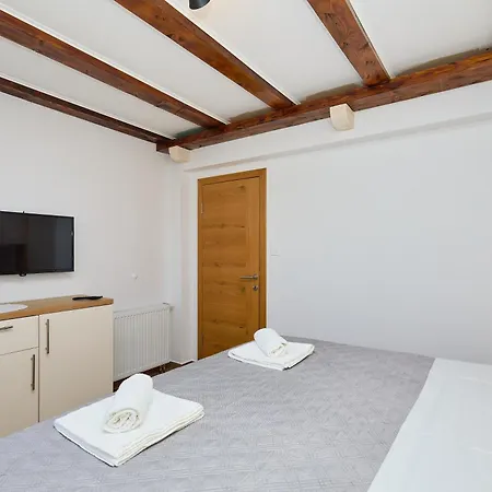 Bay Hill Apartment *