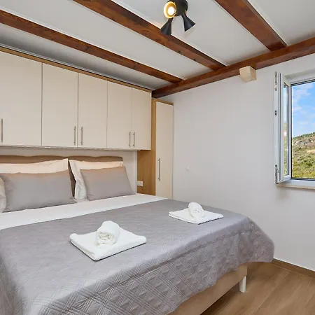 Bay Hill Apartment